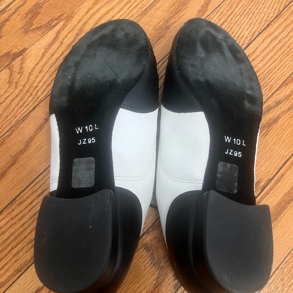 So Danca black & white 50’s inspired “saddle” shoe. - Picture 3 of 4